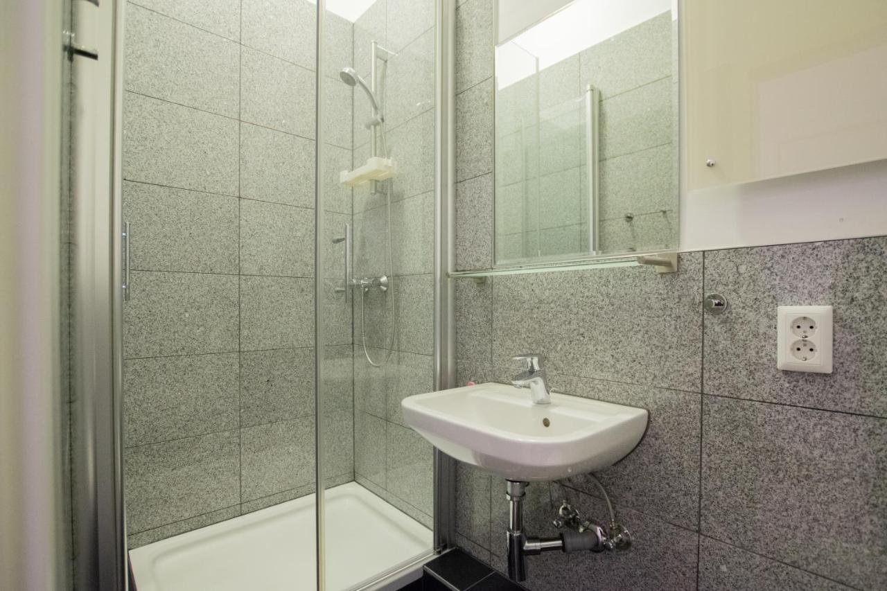 Raj Living - 1 Or 3 Room Apartments - 20 Min Messe Dus And Old Town Dus Düsseldorf Esterno foto